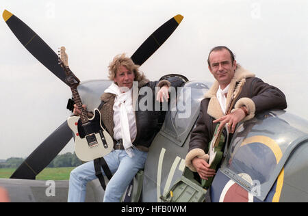 Rock stars Rick Parfitt (l) und Francis Rossi von Status Quo, an Bord einer Spitfire an RAF Northolt bei der Vorstellung ihrer Veranstaltung "Rock Til You Drop" ist Teil des 25. Jubiläums des Konzerns. Die Gruppe versuchen, über die größte Zahl der britischen Veranstaltungsorte in weniger als 12 Stunden mit Hubschraubern, Privatflugzeuge und Polizeieskorten um zu decken mehr als 850 Meilen durchführen. Stockfoto