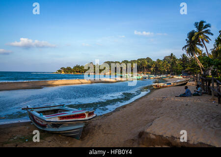 Arugam Bay Strand mit traditionellen Fischerboot, Sri Lanka Stockfoto