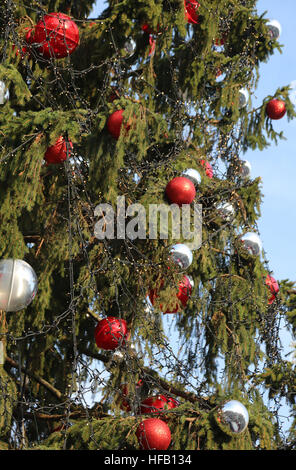 Weihnachtsbaum mit viele große rote und silberne Weihnachtskugeln Stockfoto