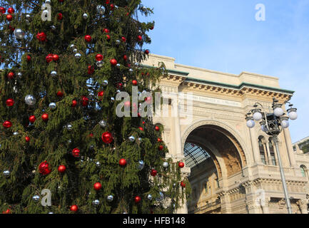 Riesige verziert Weihnachtsbaum und Gebäude, der König von Italien Victor Emmanuel II in Mailand in Italien gewidmet Stockfoto