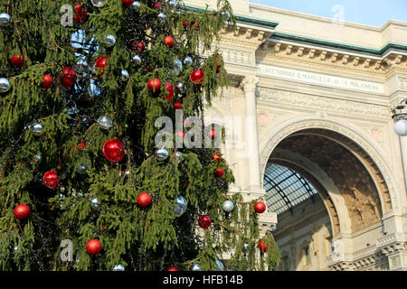 Riesige verziert Weihnachtsbaum und Gebäude, der König von Italien Victor Emmanuel II in Mailand in Italien gewidmet Stockfoto