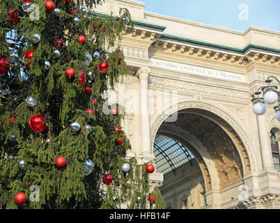 Riesige verziert Weihnachtsbaum und Gebäude, der König von Italien Victor Emmanuel II in Mailand in Italien gewidmet Stockfoto