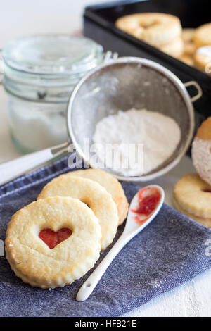 Leckere Kekse, genannt "Linzer Augen" - süßes Geschenk Stockfoto