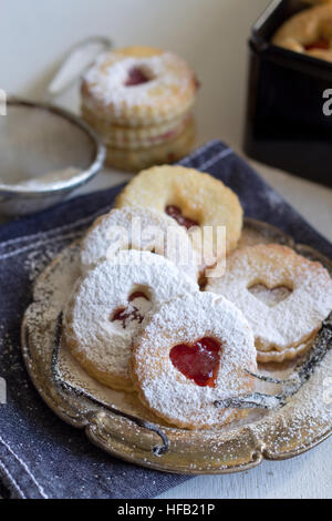 Leckere Kekse, genannt "Linzer Augen" - süßes Geschenk Stockfoto