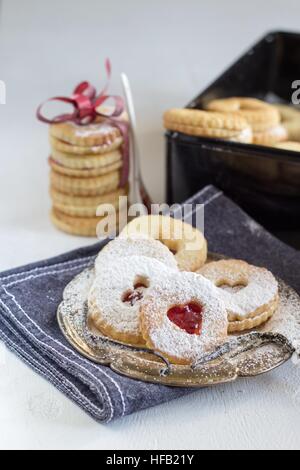 Leckere Kekse, genannt "Linzer Augen" - süßes Geschenk Stockfoto