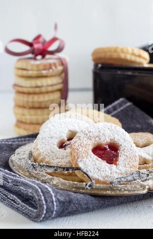 Leckere Kekse, genannt "Linzer Augen" - süßes Geschenk Stockfoto