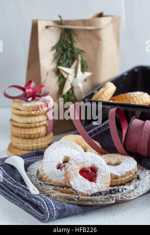 Leckere Kekse, genannt "Linzer Augen" - süßes Geschenk Stockfoto