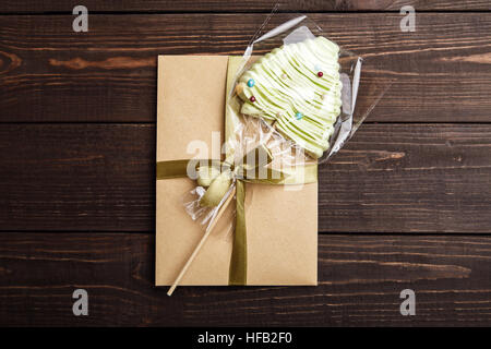 Handgemachte Handwerk Geschenk mit Süßigkeiten auf dem Holztisch Stockfoto