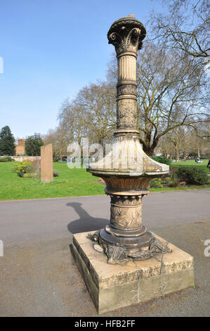 Quelle des Lebens von George Tinworth und von Sir Henry Doulton 1869 gespendet und Denkmal für 1940 Blitz Opfer. Kennington Park Stockfoto