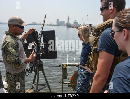 Elektriker Mate 1. Klasse Dante Coppock, links, zugewiesen, Commander, Task Unit 56.7.4, Coastal Riverine Squadron 4, Delta Company, spricht mit Midshipmen über Waffen in der US Navy während eines Besuchs in den Befehl verwendet. Riverine Schwadronen führen Punkt Verteidigung, feine Unterstützung und Verbot Maßnahmen zur Erhöhung der Sicherheit im Seeverkehr Operationen und Sicherheitsbemühungen Zusammenarbeit Theater in der 5. Flotte Verantwortungsbereich. (Foto: U.S. Navy Mass Communication Specialist 1. Klasse Peter Lewis/freigegeben) Coastal Riverine Squadron 4 130710-N-AZ907-045 Stockfoto