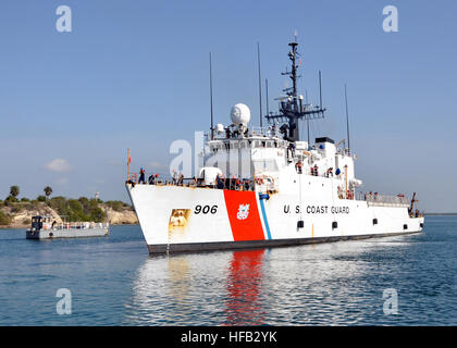 Der US Coast Guard Ausdauer Mittelklasse-Fräser USCGC Seneca startet von der Naval Station Guantanamo Bay, Kuba nach der Einnahme von Kraftstoff-und Läden. Seneca ist in den USA bereitgestellt 4. Flotte Karibik Bereich Narco-Terrorismusbekämpfung und Migranten Operationen durchführen. GTMO ist eine logistische Drehscheibe für die U.S. Navy, U.S. Coast Guard, U.S. Army und alliierte Schiffe in der Karibik Theater. (Foto: U.S. Navy Chief Petty Officer Bill Mesta) Coast Guard Cutter besucht GITMO 274470 Stockfoto