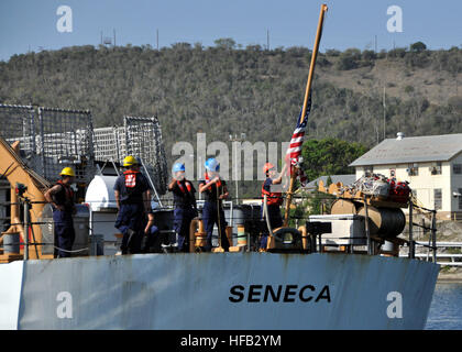 Coastguardsmen zugewiesen, der US Coast Guard Medium Endurance Klasse Fräser USCGC Seneca Verschiebung Farben wie das Schiff von der Naval Station Guantanamo Bay, Kuba in Gang kommt. Die Seneca zog in zu GTMO Kraftstoff und Geschäfte zu übernehmen. Seneca ist in den USA bereitgestellt 4. Flotte Karibik Bereich Narco-Terrorismusbekämpfung und Migranten Operationen durchführen. GTMO ist eine logistische Drehscheibe für US Marine, US Coast Guard, U.S. Army und alliierte Schiffe in der Karibik Theater tätig. (Foto: U.S. Navy Chief Petty Officer Bill Mesta) Coast Guard Cutter besucht GITMO 274471 Stockfoto