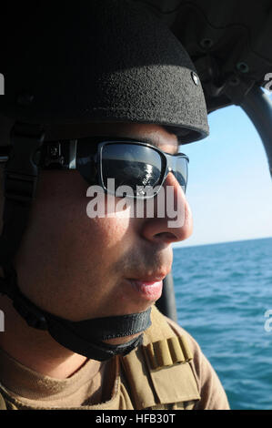 GUANTANAMO BAY auf Kuba – US Coast Guard Petty Officer 3rd Class Neza Ramos, ein am Ufer Securityman mit Sicherheit im Seeverkehr und Sicherheitsteam 91104, blickt auf das Wasser des Guantanamo Bay während einer Routine-Patrouille an Bord ein Patrouillenboot der U.S. Coast Guard, 12. Mai 2010. Eine Abordnung der MSST 91104 von Galveston, Texas, wird auf Naval Station Guantanamo Bay zu maritime Anti-Terror force Schutz Pflichten für Joint Task Force Guantanamo bereitgestellt. JTF Guantanamo durchführt, sichere, humane, rechtliche und transparente Pflege und Obhut der Gefangenen, einschließlich derer von Militärgericht verurteilt und tho Stockfoto