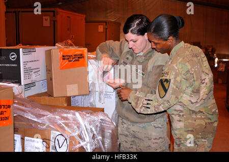 CAMP MARMAL, Afghanistan - US Army Chief Warrant Officer 2 Lakisha Coles (rechts), Rechenschaftspflicht Officer für die liefern Support Activity (SSA) im Camp Marmal, arbeitet mit Sgt.Tiffany Rae Khan eine neue Lieferung von Verbrauchsmaterialien zu inventarisieren. Die SSA, Alpha Company, 615th Aviation Support Battalion, 1. Kavallerie-Brigade der Luft ist ein Bestandteil der International Security Assistance Force in Nordafghanistan. ISAF Regional Command North unterstützt afghanischen nationalen Sicherheitskräfte in enger Abstimmung und Zusammenarbeit bei der Gewährleistung der Sicherheit und Störung der Aufständische Aktivitäten zum Schutz der afghanischen Bevölkerung Stockfoto