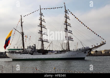 Die kolumbianische Marine Dreimaster Bark ARC Gloria kommt bei Naval Station Mayport für einen geplanten Hafen-Besuch. Gloria ist die kolumbianische Marine Kadett Ausbildungsschiff. (Foto: U.S. Navy Mass Communication Specialist 2. Klasse Salz Cebe) Kolumbianische Schiff kommt in Florida 120510-N-MK583-098 Stockfoto