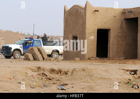 Irakische Polizisten ziehen ihre LKW einen Sicherheitsabstand ein Improvised Explosive Device während ein Kordon und Suche nach Dugmat, Irak, Jan. 5 aufgedeckt. US-Soldaten von Headquarters und Headquarters Troop, schützende Sicherheit Detail, 6. Squadron, 1. Kavallerie, 1st Brigade Combat Team, 1. US-Panzerdivision, verbundenen 4. Bataillon, 15. Brigade irakische Armee und irakische Polizei durchführen, eine gemeinsame Streitkräfte Kordon und Suche nach Sprengstoff oder Materialien, die verwendet werden könnten, um Improvised Explosive Devices zu erstellen. (Foto von: Mass Communication Specialist 2. Class(SW) Matthew D. Leistikow) Vereinten Kräften pro Stockfoto