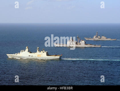 090220-N-1082Z-197 Golf von ADEN (20. Februar 2009), die die Niederländer flexibel unterstützen Schiff HDMS Absalon (L 16), links, geführte Flugkörper Kreuzer USS Vella Gulf (CG-72) und der geführte Flugkörper-Zerstörer USS Mahan (DDG-72) Transit im Golf von Aden. Vella-Golf ist das Aushängeschild für kombinierte Task Force 151, eine Multi-national Task Force Pirateriebekämpfung Operationen um aufzudecken und zu verhindern Piraterie in und rund um den Golf von Aden, Persischen Golf, indischen Ozean und Rotes Meer. (Foto: U.S. Navy Mass Communications Specialist 2. Klasse Jason R. Zalasky/freigegeben) Combined Task Force 151 - 090220-N-1082Z-197 Stockfoto