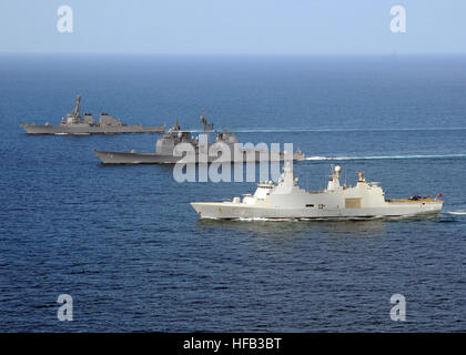 090220-N-1082Z-215 Golf von ADEN (20. Februar 2009), die die Niederländer flexibel unterstützen Schiff HDMS Absalon (L 16), rechts, geführte Flugkörper Kreuzer USS Vella Gulf (CG-72) und der geführte Flugkörper-Zerstörer USS Mahan (DDG-72) Transit im Golf von Aden. Vella-Golf ist das Aushängeschild für kombinierte Task Force 151, eine Multi-national Task Force Pirateriebekämpfung Operationen um aufzudecken und zu verhindern Piraterie in und rund um den Golf von Aden, Persischen Golf, indischen Ozean und Rotes Meer. (Foto: U.S. Navy Mass Communications Specialist 2. Klasse Jason R. Zalasky/freigegeben) Combined Task Force 151 - 090220-N-1082Z-215 Stockfoto