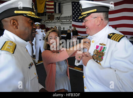 SAN DIEGO (6. Juni 2014) – Rear ADM Fernandez L. Teiche, Commander Expeditionary Strike Group drei und Marguerite Carroll ändern der Befehl at Sea-Pin auf Captain Clinton A. Carroll, Kommandant, amphibischen Geschwader (COMPHIBRON) drei während der Änderung der Befehl Empfang an Bord amphibischer Angriff Schiff USS Peleliu (LHA-5). Während der Zeremonie wieder Carroll als COMPHIBRON drei Captain Shawn W. Lobree erlebt. (Foto: U.S. Navy Mass Communication Specialist 2. Klasse Daniel Viramontes/freigegeben) Kommandant, amphibischen Geschwader 3 Änderung des Befehls 140606-N-AQ172-267 Stockfoto