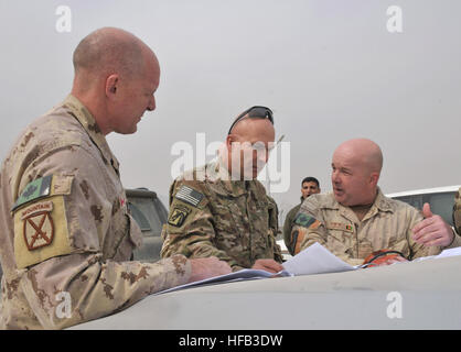 Oberst John Fife, Kommandeur der konsolidierten Fielding Center Training Advisory Group, Recht, spricht mit Generalleutnant Joseph Anderson, Kommandeur der ISAF Joint Command Center und Major General Dean Milner, Kommandant der NATO Training Mission-Afghanistan, links, Andersons Ankunft an den CFC am Stadtrand von Kabul. Anderson Tour der Basis angekommen und treffen sich mit afghanischen Kommandeure. (Foto: U.S. Navy Mass Communication Specialist 1. Klasse Kenneth G. Takada/freigegeben) Kommandant, ISAF Joint Command trifft Commander, NATO Training Mission-Afghanistan und afghanischen Kommandeure 140225-N - Stockfoto