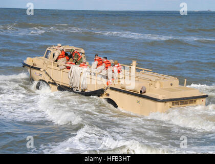 US-Segler aus Marine Beach Gruppe 2 und Marines aus 4. Landung Unterstützungsbataillon zurück zum Meer in einer leichteren, amphibisch, Nachschub, Frachtfahrzeug (LARC) 29. Oktober 2010, nach dem Entladen Versorgung am Strand von Anzio gemeinsame Expeditionary Base Creek-Fort Geschichtchen, VA. Die Matrosen und Marinesoldaten waren Übung Sand Crab 2010, eine dreitägige mit mehr als 200 aktiven Dienst und Reserve-Komponenten beteiligt. (Foto: DoD Mass Communication Specialist 2. Klasse Ron Kuzlik, US Navy/freigegeben) 101029-N-1580K-109 (5140323046) Stockfoto