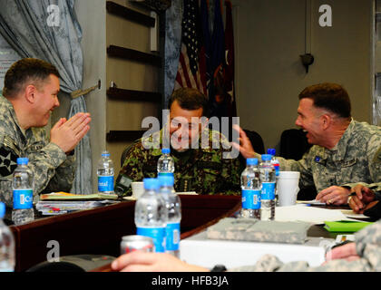 KABUL, Afghanistan - General Bismillah Khan Mohammadi, Afghan National Army Chief des Generalstabs, Center, Aktien, die ein Lachen mit US Army Major General Gary Patton, links, NATO Training Mission - Afghanistan (NTM-A), stellvertretender Kommandierender general (Programme) und Generalleutnant William B. Caldwell, IV, Recht, Commander, NATO Training Mission-Afghanistan und Kommandierender General Combined Security Transition Command – Afghanistan, bei einem kürzlichen Besuch in Camp Eggers Afghanistan. Die NTM-A / CSTC-A, in Abstimmung mit den NATO-Mitgliedern, Partnern und wichtigen afghanischen Interessengruppen erzeugt der afghanischen nationalen Sicherheit Fo Stockfoto