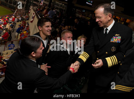 Vorsitzender der Joint Chiefs Of Staff Marine Admiral Mike Mullen grüßt US Seeleute in Spiel vier der 106. World Series in Arlington, Texas, 31. Oktober 2010. Das Spiel zwischen den San Francisco Giants und die Texas Rangers, widmete sich den Willkommen zurück-Veteranen-Initiative, die ehrt und fördert die Unterstützung der Rückkehr Militärangehörige und ihre Familien. (Foto: DoD Mass Communication Specialist 1. Klasse Chad J. McNeeley, US Navy/freigegeben) 101031-N-0696M-277 (5136883460) Stockfoto