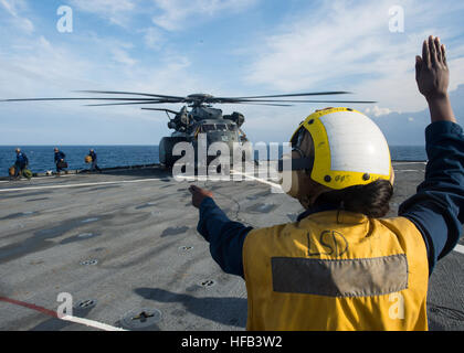 131207-N-XJ695-083 Atlantischen Ozean (7. Dezember 2013) Boatswain Mate 2. Klasse Kosten Dumervil aus Miami, leitet die Cockpit Crew als eine MH-53E Sea Dragon Hubschrauber landet auf dem Flugdeck der amphibischen Landung dock Schiff USS Gunston Hall (LSD-44). Gunston Hall Segler und 22. Marine Expeditionary Unit (MEU 22.) Marines im Gange Routine Qualifikationen führen. (Foto: U.S. Navy Masse Kommunikation Spezialist Seemann Jesse A. Hyatt/freigegeben) Zusammengesetzte Einheit Übung (COMPTUEX) 131207-N-XJ695-083 Stockfoto