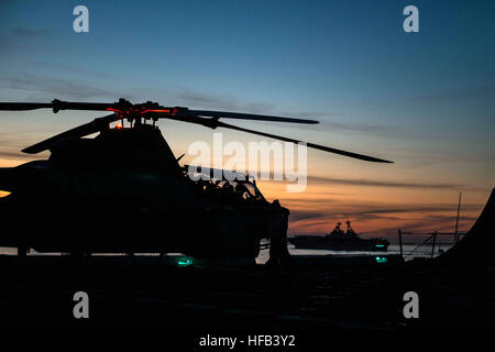 Pazifik (16. März 2015) An AH-1 Cobra Hubschrauber von der "Greyhawks" der Marine Medium Tilitorotor Squadron (VMM) 161 (Lauf) erhält eine Funktionsprüfung auf dem Flugdeck der San-Antonio-Klasse amphibious Transport Dock USS Anchorage (LPD-23). Anchorage ist im Gange Beteiligten in einem Composite Training Unit Übung (COMPTUEX) mit der USS Essex (LHD-2) amphibischen bereit Gruppe (ARG), die von amphibischen Geschwader (PHIBRON), drei besteht und 15. Marine Expeditionary Unit (MEU). (Foto: U.S. Navy Mass Communication Specialist 3. Klasse Liam Kennedy/freigegeben) COMPTUEX 150316-N-BD107 - Stockfoto