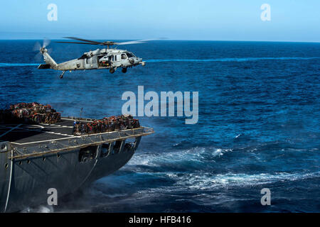 150325-N-BD107-267 Pazifik (25. März 2015) beliefert ein MH-60 s Sea Hawk Hubschrauber, die Totschläger von Hubschrauber Meer bekämpfen Squadron (HSC) 21 Transfers zugewiesen aus der Military Sealift Command Flotte Nachschub Öler USNS Henry J. Kaiser (T-AO 187) der San-Antonio-Klasse amphibischen Dock Transportschiff USS Anchorage (LPD-23) während Nachschub auf See. Anchorage ist ein Composite training Einheit Übung mit der Essex amphibische bereit Gruppe im Gange beteiligt. (Foto: U.S. Navy Mass Communication Specialist 3. Klasse Liam Kennedy/freigegeben) COMTUEX 150325-N-BD107-267 Stockfoto