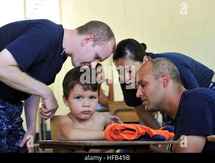 Medizinisches Personal begann auf dem Mehrzweck amphibischer Angriff Schiff USS Iwo Jima Diagnose einer guatemaltekischen junge Hautausschlag während einer anhaltenden Versprechen 2010 medizinische bürgerliche Veranstaltung in Puerto Barrios, Guatemala. Iwo Jima liegt an der Küste Guatemalas führt die anhaltende Versprechen 2010 humanitäre bürgerlichen Hilfsmission. Den zugewiesenen medizinischen und technischen Personal an Bord Iwo Jima begannen Arbeiten mit Nation Partnerteams zu acht verschiedenen Nationen medical, dental, Veterinär und engineering unterstützen. Weiterhin Versprechen 2010 318759 Stockfoto