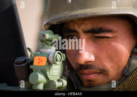 KABUL, Afghanistan (30. Januar 2011) - eine afghanische nationale Armee Soldat Sehenswürdigkeiten in ein 82 mm Mörser während Waffentraining im Kabul Military Training Center, Jan.  30. November 2011, in Kabul, Afghanistan. NTMA Berater betreuen afghanische Nationalarmee Instruktoren, die mit der Durchführung des Großteil des Trainings für ANA Rekruten in Rechnung gestellt werden.  (Foto: U.S. Navy Petty Officer 2. Klasse Ernesto Hernandez Fonte/freigegeben) 110130-N-9584H-093 (5401491664) Stockfoto