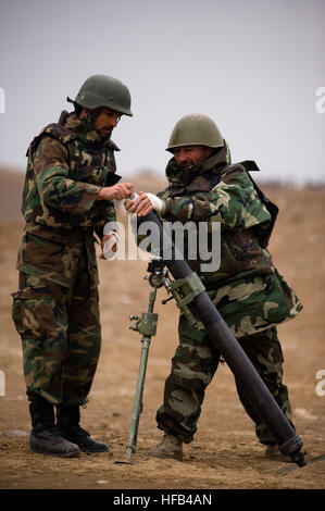 KABUL, Afghanistan (2. Februar 2011) - eine afghanische Nationalarmee Lehrer, links, lehrt, wie ein Student, um ein 82 mm Mörser eine Infanterie Zweig Schule nächster 2. Februar 2011 in Kabul, Afghanistan zu starten. NATO Training Mission-Afghanistan Berater betreuen afghanische Nationalarmee Instruktoren aufgeladen mit der Durchführung des Großteil des Trainings. (Foto: U.S. Navy Petty Officer 2. Klasse Ernesto Hernandez Fonte/freigegeben) 110202-N-9584H-068 (5409977501) Stockfoto