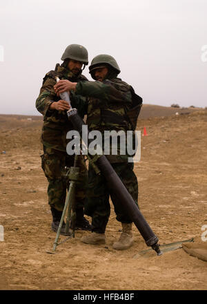 KABUL, Afghanistan (2. Februar 2011) - eine afghanische Nationalarmee Lehrer, links, lehrt ein Soldat so fügen Sie einen Mörser eine Infanterie Zweig Schule nächster 2. Februar 2011 in Kabul, Afghanistan. NATO Training Mission-Afghanistan Berater betreuen afghanische Nationalarmee Instruktoren aufgeladen mit der Durchführung des Großteil des Trainings. (Foto: U.S. Navy Petty Officer 2. Klasse Ernesto Hernandez Fonte/freigegeben) 110202-N-9584H-125 (5409974617) Stockfoto