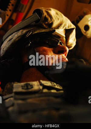 Chief Petty Officer Brian Brannon wacht Backbord in ein M-ATV (mir beständig Hinterhalt geschützt All-Terrain Vehicle) in einem Konvoi aus Kandahar afghanische Nationalpolizei Rekrut training für NATO Training Mission-Afghanistan in Spin Boldak an der afghanisch-pakistanischen Grenze zu beurteilen. Konvoi nach Spin Boldak an pakistanischen Grenze 303649 Stockfoto