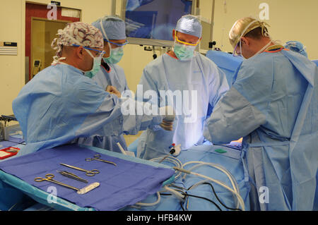 Eine F-14D Tomcat der US Navy von der Jagdgeschwader 213 startet vom Flugdeck der USS Carl Vinson (CVN 70) aus mit einem dampfbetriebenen Katapult, während der Träger im Arabischen Meer operiert, um die Operation Enduring Freedom zu unterstützen und den Flugbetrieb auf Trägerbasis zu demonstrieren. Stockfoto
