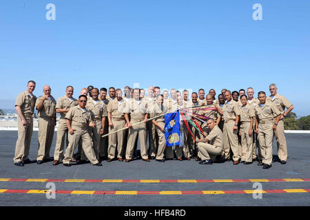 USS Ronald Reagan (CVN-76) Chief Petty Officer einberufene posieren auf dem Schiff Flugzeug Aufzug vor ihrer pinning Zeremonie. Ronald Reagan ist derzeit vertäut und Zuhause im Naval Base Coronado portiert. (Foto: U.S. Navy Mass Communication Specialist 3. Klasse Charles D. Gaddis IV/freigegeben) CPO anheften 130913-N-EC099-103 Stockfoto