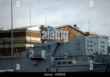 Steuerbord Blick auf die Thomson-CSF Crotale Naval EDIR SAM octuple Flak-Launcher-System an Bord der französischen Fregatte FS JEAN de VIENNE (D 643) - Georges Leygues-Klasse (Typ F 70 (ASW)) (DDG). Die Fregatte, spezialisiert für Anti-Submarine Warfare angekommen Fells Point für einen offiziellen Hafen besuchen. Crotale Naval SAM auf Jean de Vienne (D643) Stockfoto