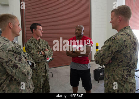 141212-N-OV358-103 NAVAL unterstützen Aktivität BAHRAIN (12. Dezember 2014) - ehemalige San Francisco 49er Runningback Tony Parrish, spricht mit Marine Taucher zugewiesen Commander Task Group (CTG) 56.1, während eine Abteilung der Verteidigung Streitkräfte, NFL Promi Tour meet &amp; greet. CTG 56,1 führt meine Gegenmaßnahmen, explosive Ordnance Entsorgung, Bergung Tauchen, und erzwingen von Operationen in den USA 5. Flotte Aufgabengebiet. (Foto: U.S. Navy Mass Communication Specialist 1. Klasse Peter D. Blair/freigegeben) CTG 56,1 141212-N-OV358-103 Stockfoto