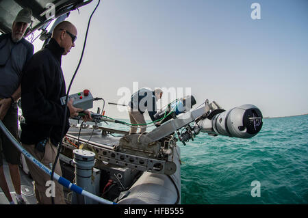 130311-N-LX571-023 5. Flotte Zuständigkeitsbereich auf See (11. März 2013) unbemannte Unterwasserfahrzeug (UUV) Operatoren, Commander Task Group (CTG) 56,1 befestigt, bereiten ein UUV Auftrieb zu Testzwecken bereitstellen.  CTG 56,1 bietet Grube Gegenmaßnahme, explosive Ordnance Entsorgung, Bergung Tauchen und Schutz für die USA zwingen 5. Flotte. (Foto: U.S. Navy Mass Communication Specialist 1. Klasse Julian Olivari/freigegeben) CTG 56,1 führt UUV Operationen 130311-N-LX571-023 Stockfoto