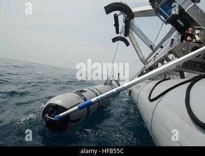 130318-N-RE144-035 5. Flotte Zuständigkeitsbereich am Meer (18. März 2013) ein Team von unbemanntes Unterwasserfahrzeug (UUV) Operatoren, befestigt an Commander Task Group (CTG) 56.1, senken eine UUV ins Wasser für eine Unterwasser-Umfrage. CTG 56,1 bietet Grube Gegenmaßnahme, explosive Ordnance Entsorgung, Bergung Tauchen und Schutz für die USA zwingen 5. Flotte. (Foto: U.S. Navy Mass Communication Specialist 2. Klasse Jamar Perry/freigegeben) CTG 56,1 führt UUV Operationen 130318-N-RE144-035 Stockfoto