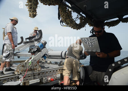 130318-N-RE144-044 5. Flotte Zuständigkeitsbereich am Meer (18. März 2013) ein Team von unbemanntes Unterwasserfahrzeug (UUV) Operatoren, befestigt an Commander Task Group (CTG) 56.1, senken eine UUV ins Wasser für eine Unterwasser-Umfrage. CTG 56,1 bietet Grube Gegenmaßnahme, explosive Ordnance Entsorgung, Bergung Tauchen und Schutz für die USA zwingen 5. Flotte. (Foto: U.S. Navy Mass Communication Specialist 2. Klasse Jamar Perry/freigegeben) CTG 56,1 führt UUV Operationen 130318-N-RE144-044 Stockfoto