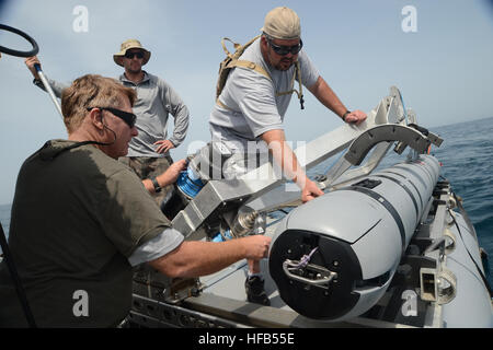 130318-N-RE144-066 5. Flotte Zuständigkeitsbereich am Meer (18. März 2013) ein Team von unbemanntes Unterwasserfahrzeug (UUV) Operatoren, befestigt an Commander Task Group (CTG) 56.1, senken eine UUV ins Wasser für eine Unterwasser-Umfrage. CTG 56,1 bietet Grube Gegenmaßnahme, explosive Ordnance Entsorgung, Bergung Tauchen und Schutz für die USA zwingen 5. Flotte. (Foto: U.S. Navy Mass Communication Specialist 2. Klasse Jamar Perry/freigegeben) CTG 56,1 führt UUV Operationen 130318-N-RE144-066 Stockfoto