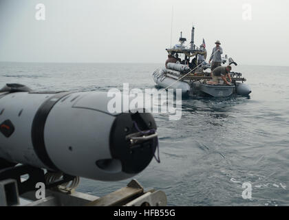 130318-N-RE144-132 5. Flotte Zuständigkeitsbereich am Meer (18. März 2013) ein Team von unbemanntes Unterwasserfahrzeug (UUV) Operatoren, befestigt an Commander Task Group (CTG) 56.1, senken eine UUV ins Wasser für eine Unterwasser-Umfrage. CTG 56,1 bietet Grube Gegenmaßnahme, explosive Ordnance Entsorgung, Bergung Tauchen und Schutz für die USA zwingen 5. Flotte. (Foto: U.S. Navy Mass Communication Specialist 2. Klasse Jamar Perry/freigegeben) CTG 56,1 führt UUV Operationen 130318-N-RE144-132 Stockfoto