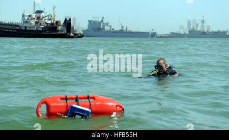 120605-N-IZ904-009 MINA SALMAN PIER, Bahrain (5. Juni 2012) US Navy Diver 3. Klasse Thomas Chlebda, Mobile Tauchen und Salvage Unit (MDSU) 2, 2-5, Firma zugewiesen sein Handgelenk Kompass zieht ein Lager während der Durchführung. Firma 2-5 Commander zugeordnet ist, Task Group (CTG) 56.1, wonach mir Counter messen, explosive Artillerie-Beseitigung (EOD), Bergung Tauchen, zur Bekämpfung des Terrorismus und Gewalt Schutz für die USA 5. Flotte. (Foto: U.S. Navy Mass Communication Specialist 1. Klasse Shane Tuck/freigegeben) CTG 56,1 MDSU 2 Tauchcenter 120605-N-IZ904-009 Stockfoto