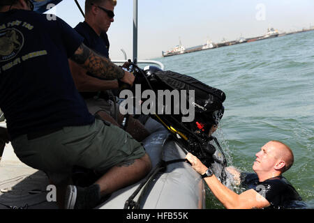 120605-N-IZ904-035 MINA SALMAN PIER, Bahrain (5. Juni 2012) von links, US Navy Diver 1. Klasse Josh Slack, Navy Diver 2. Klasse Shaun Krall und Navy Diver 3. Klasse Thomas Chlebda, alle zugewiesen, Mobile Tauchen und Salvage Unit (MDSU) 2, 2-5, Firma erholen eine Scuba-Rig während des Trainings auf die Vorbeugung gegen Schwimmer Angriffe konzentriert. Firma 2-5 Commander zugeordnet ist, Task Group (CTG) 56.1, wonach mir Counter messen, explosive Artillerie-Beseitigung (EOD), Bergung Tauchen, zur Bekämpfung des Terrorismus und Gewalt Schutz für die USA 5. Flotte. (U.S. Navy Photo von Masse Kommunikation Spezialist 1 s Stockfoto