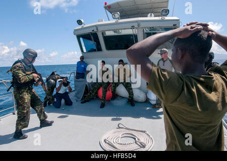 131113-N-EZ054-060 VICTORIA, Seychellen (15. November 2013) - Seychellen Coast Guard boarding Team Mitglieder Verhalten einen Besuch, Board, Durchsuchung und Beschlagnahme (VBS) an Bord des Schiffes Ziel während der Übung der laufenden Phase der Cutlass Express 2013. Übung Cutlass Express 2013 ist eine multinationale maritime Übung in den Gewässern vor Ostafrika, Zusammenarbeit, taktische Kompetenz und Informationsaustausch unter den ostafrikanischen Seestreitkräfte Erhöhung der Sicherheit im Seeverkehr und Sicherheit in der Region zu verbessern. (Foto: U.S. Navy durch Masse Kommunikation Spezialist Seemann Luis R. Chàvez Jr/freigegeben) Entermesser Expr Stockfoto