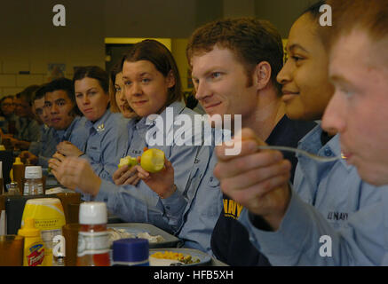 060126-N-5862D-076 North Chicago, Ill. (26. Januar 2006) - Dale Earnhardt Jr., genießt Mittagessen mit Rekruten im NavyÕs nur Basic Training Center an Bord zu rekrutieren Training Befehl Great Lakes. Earnhardt ist der Besitzer der Marine gesponsert NASCAR Busch Series-Rennwagens Mark McFarland angetrieben. Die #88, die Chevy Monte Carlo die Saison im Februar auf dem Daytona International Speedway startet. Foto: U.S. Navy des Fotografen Chief Mate Chris Desmond (freigegeben) Dale Earnhardt Jr isst Mittagessen beim rekrutieren Training Befehl Great Lakes 2006 Stockfoto