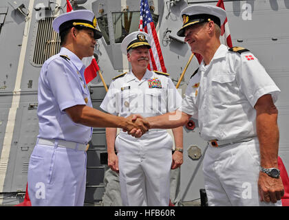 120329-N-AZ513-159 Maskat, Oman (29. März 2012) Royal Thai Navy Rear Admiral Tanin Likitawong, links, lindert königliche dänische Marine Commodore Aage Buur Jensen, rechts, der Befehl bei einem Befehl Zeremonie für kombinierte Task Force (CTF) 151 wie US Marine Vice Admiral Mark Fox, Befehlshaber der Seestreitkräfte kombiniert, blickt auf. Im Januar 2009 gegründete CTF 151 eingerichtet zur Abschreckung, stören und unterdrücken Piraterie, Seeschiffe aller Nationalitäten, internationaler Handel, Schutz und Sicherung der Schifffahrtsfreiheit zum Wohle aller. (Foto: U.S. Navy Mass Communication Specialist 3. Klasse J Stockfoto