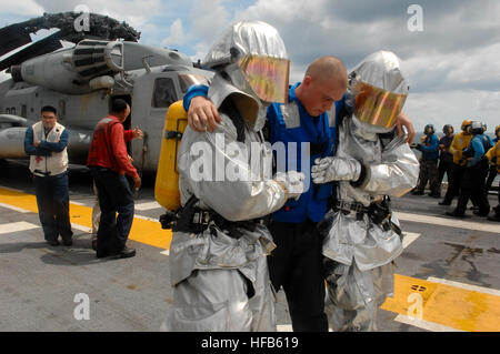 Luft-Crew-Mitglieder von amphibischen Angriff Schiff USS Kearsarge entfernen simulierte verletzte Personen aus dem Flugdeck während einer Übung in Schadensbegrenzung. Kearsarge Crew-Mitglieder führen Übungen oft um Mission Bereitschaft zu gewährleisten. Kearsarge unterstützt die Karibik Phase des anhaltenden Versprechen 2008, eine Mission der Equal-Partnerschaft zwischen den Vereinigten Staaten, Kanada, den Niederlanden, Brasilien, Nicaragua, Kolumbien, Dominikanische Republik, Trinidad und Tobago und Guyana. (Foto: U.S. Navy Masse Kommunikation Spezialist Seemann Ernest Scott/freigegeben) Damage Control Training Übung aboar Stockfoto